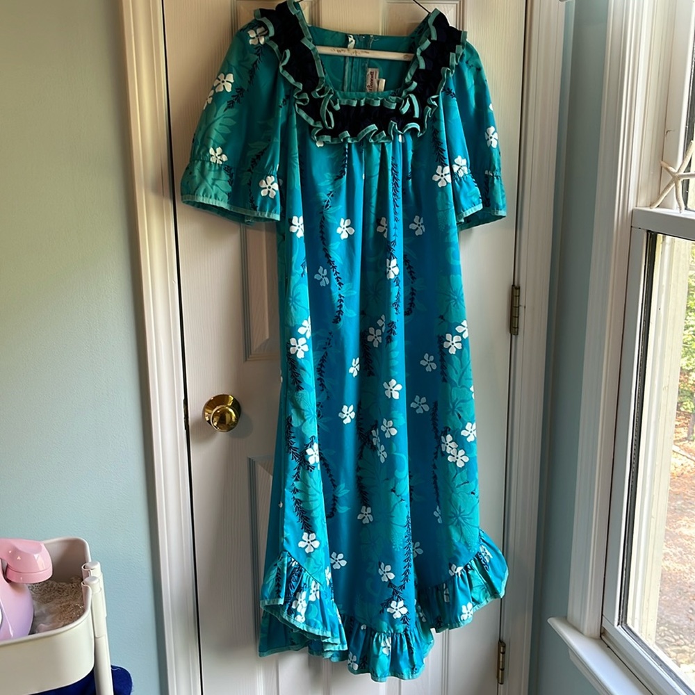 Vintage Authentic Hawaiian Carol Bennett Dress/Muumuu.  Size Small/Petite.